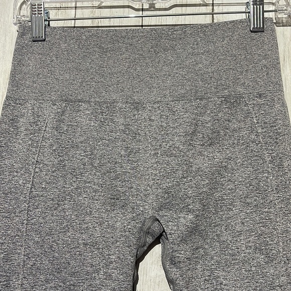 Fabletics Heather Grey Eyelet Panel Leggings size Medium - Picture 2 of 6